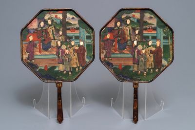 Une paire d'éventails en papier peint et laque de Chine, Canton, 19ème