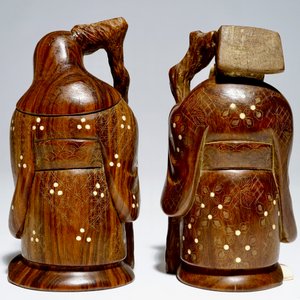 Une paire d'okimonos en bois et ivoire, Japon, Meiji, signé — photo 4