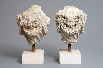 Une paire d'ornements architecturaux en pierre sculptée figurant des têtes de chérubins, 18ème