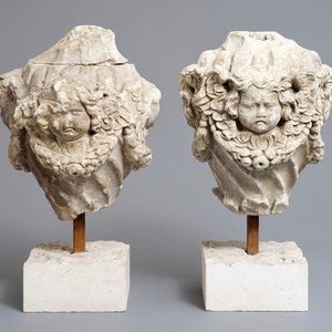 Une paire d'ornements architecturaux en pierre sculptée figurant des têtes de chérubins, 18ème — photo 1