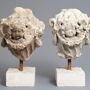 Une paire d'ornements architecturaux en pierre sculptée figurant des têtes de chérubins, 18ème — photo 2