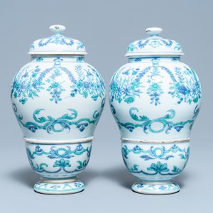 Une paire d'urnes couvertes en porcelaine de Chine d'exportation, Qianlong — photo 1