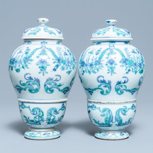 Une paire d'urnes couvertes en porcelaine de Chine d'exportation, Qianlong — photo 3