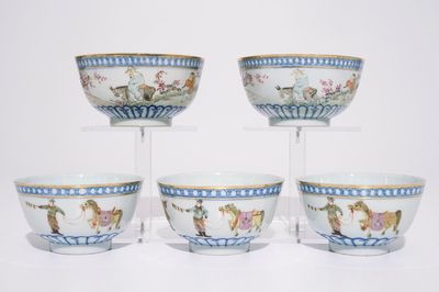 Une paire et un ensemble de trois bols en porcelaine de Chine qianjiang cai, 19/20ème