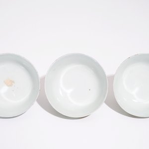 Une paire et un ensemble de trois bols en porcelaine de Chine qianjiang cai, 19/20ème — photo 6