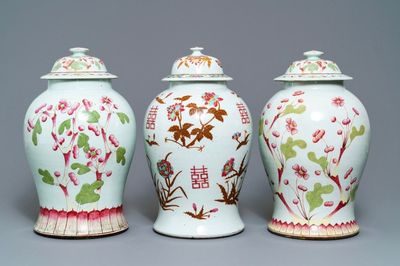 Une paire et un vase individuel en porcelaine de Chine famille rose, 19ème