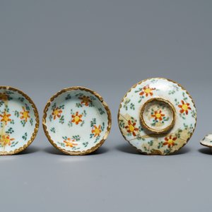 Une partie de service à thé miniature en faïence polychrome de Delft, 18ème — photo 8