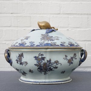 Une partie de service en porcelaine de Chine bleu, blanc et doré, Qianlong — photo 3