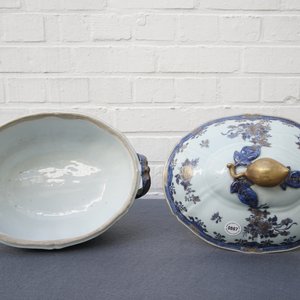 Une partie de service en porcelaine de Chine bleu, blanc et doré, Qianlong — photo 4