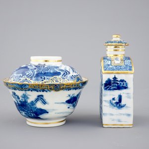 Une partie d'un service à thé en porcelaine de Chine bleu et blanc aux paysages, Qianlong, 18ème — photo 13