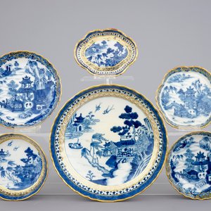 Une partie d'un service à thé en porcelaine de Chine bleu et blanc aux paysages, Qianlong, 18ème — photo 2
