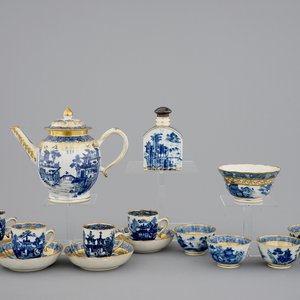 Une partie d'un service à thé en porcelaine de Chine bleu et blanc aux paysages, Qianlong, 18ème — photo 1