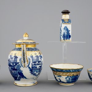 Une partie d'un service à thé en porcelaine de Chine bleu et blanc aux paysages, Qianlong, 18ème — photo 6