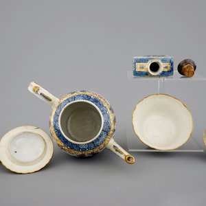 Une partie d'un service à thé en porcelaine de Chine bleu et blanc aux paysages, Qianlong, 18ème — photo 7