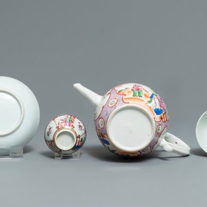 Une partie d'un service à thé en porcelaine de Chine famille rose à décor mandarin, Qianlong — photo 2