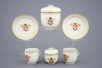 Une partie d'un service à thé en porcelaine de Chine famille rose et doré aux chérubins, Qianlong, 18ème
