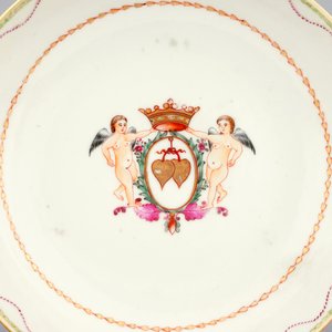 Une partie d'un service à thé en porcelaine de Chine famille rose et doré aux chérubins, Qianlong, 18ème — photo 2