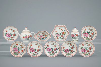 Une partie d'un service à thé miniature pour enfants en porcelaine de Chine famille rose, Qianlong, 18ème