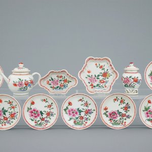 Une partie d'un service à thé miniature pour enfants en porcelaine de Chine famille rose, Qianlong, 18ème — photo 1