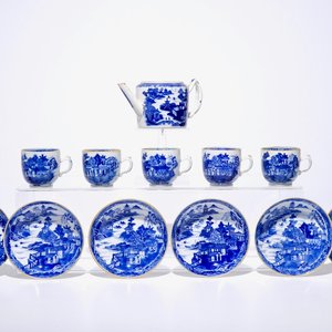 Une partie d'une service à thé en porcelaine de Chine bleu et blanc aux paysages, Qianlong — photo 1