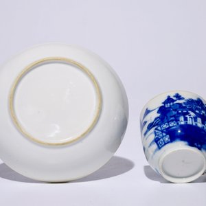 Une partie d'une service à thé en porcelaine de Chine bleu et blanc aux paysages, Qianlong — photo 3