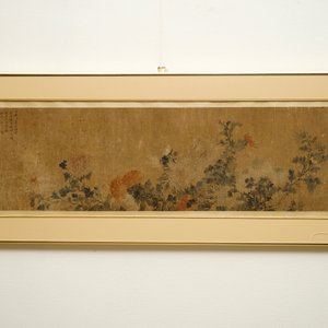 Une peinture rouleau sur papier figurant un ensemble floral, Chine, 18/19ème — photo 2