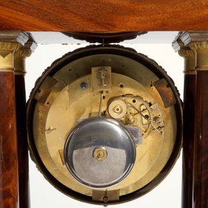 Une pendule Empire en acajou et bronze doré, France, 19ème — photo 7