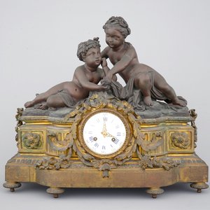 Une pendule en bronze doré, signé Hébert, Paris, 19ème — photo 1