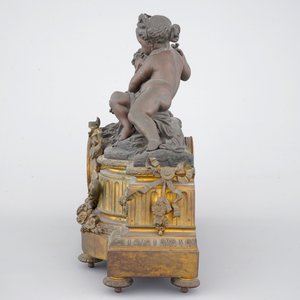 Une pendule en bronze doré, signé Hébert, Paris, 19ème — photo 3
