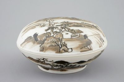 Une petite boîte à cire à cachet de forme ronde en biscuit, Chine, Kangxi
