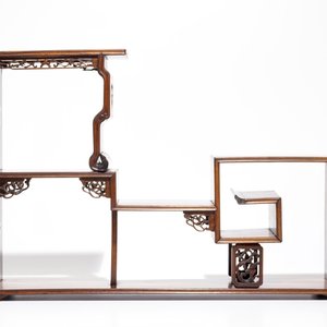Une petite étagère en bois sculpté, Chine, 19/20ème — photo 2