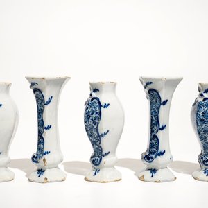 Une petite garniture de cinq vases en faïence de Delft bleu et blanc, 18ème — photo 2