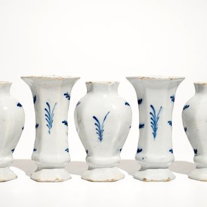 Une petite garniture de cinq vases en faïence de Delft bleu et blanc, 18ème — photo 3
