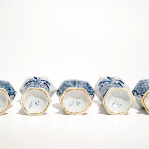 Une petite garniture de cinq vases en faïence de Delft bleu et blanc, 18ème — photo 6