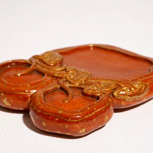 Une petite pierre à encre en rouge de corail et doré, marque de Qianlong, 18/19ème — photo 3
