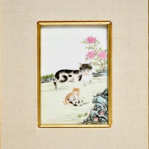 Une petite plaque encadrée en porcelaine de Chine famille rose aux chats jouants, 19/20ème — photo 2