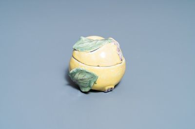 Une petite terrine couverte en forme de pomme en faïence polychrome, France, 18ème