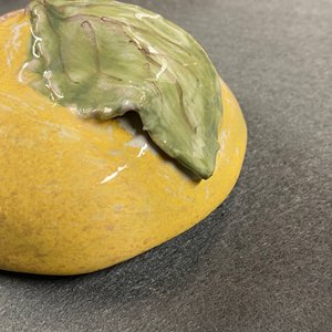 Une petite terrine couverte en forme de pomme en faïence polychrome, France, 18ème — photo 9