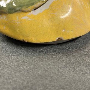 Une petite terrine couverte en forme de pomme en faïence polychrome, France, 18ème — photo 10