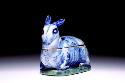 Une petite terrine en forme de lièvre en faïence de Delft polychrome, 18ème