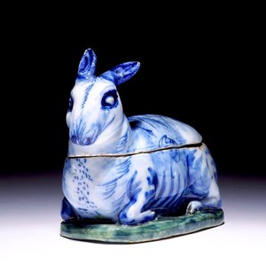 Une petite terrine en forme de lièvre en faïence de Delft polychrome, 18ème — photo 1