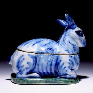 Une petite terrine en forme de lièvre en faïence de Delft polychrome, 18ème — photo 2