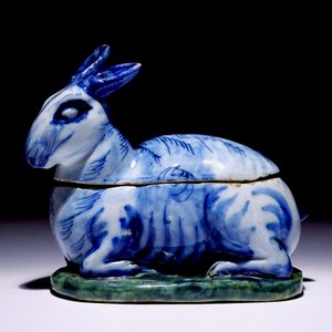 Une petite terrine en forme de lièvre en faïence de Delft polychrome, 18ème — photo 4