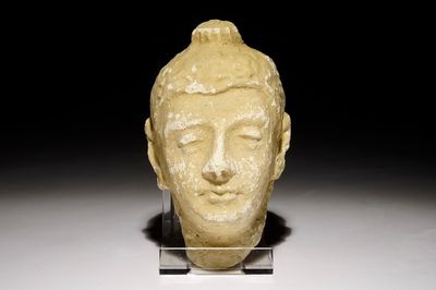 Une petite tête de Bouddha stucco, prob. Gandhara, Inde, 10/11ème