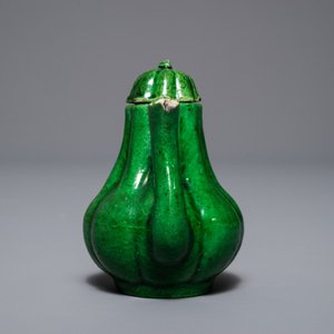 Une petite théière couverte en biscuit émaillé famille verte en forme de 'Chrysanthème', Chine, Kangxi — photo 4