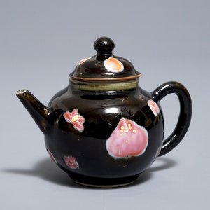 Une petite théière couverte en porcelaine de Chine famille rose sur fond noir, Yongzheng/Qianlong — photo 1