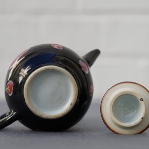 Une petite théière couverte en porcelaine de Chine famille rose sur fond noir, Yongzheng/Qianlong — photo 11