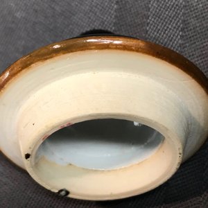 Une petite théière couverte en porcelaine de Chine famille rose sur fond noir, Yongzheng/Qianlong — photo 13