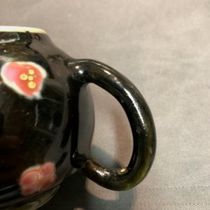 Une petite théière couverte en porcelaine de Chine famille rose sur fond noir, Yongzheng/Qianlong — photo 16