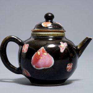Une petite théière couverte en porcelaine de Chine famille rose sur fond noir, Yongzheng/Qianlong — photo 4